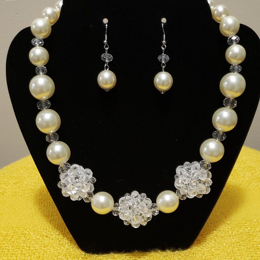 Faux Pearl Necklace Set.
